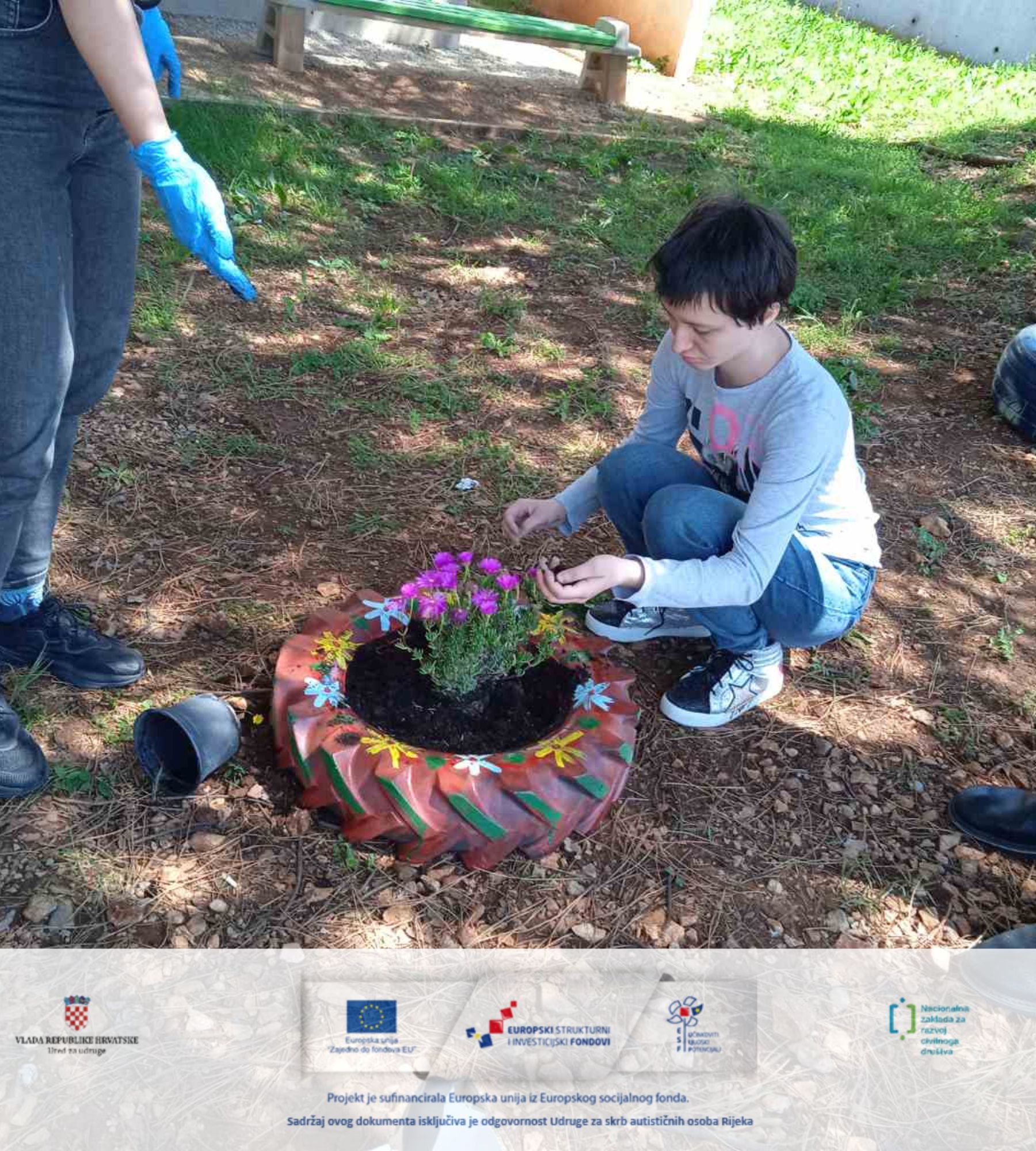 4-5 Radionica izrade ukrasnih vaza za cvijeće održana 19.5.2023. - projekt „Pametna udruga – pokretač promjena u zajednici“ UP.04.2.1.11.0453